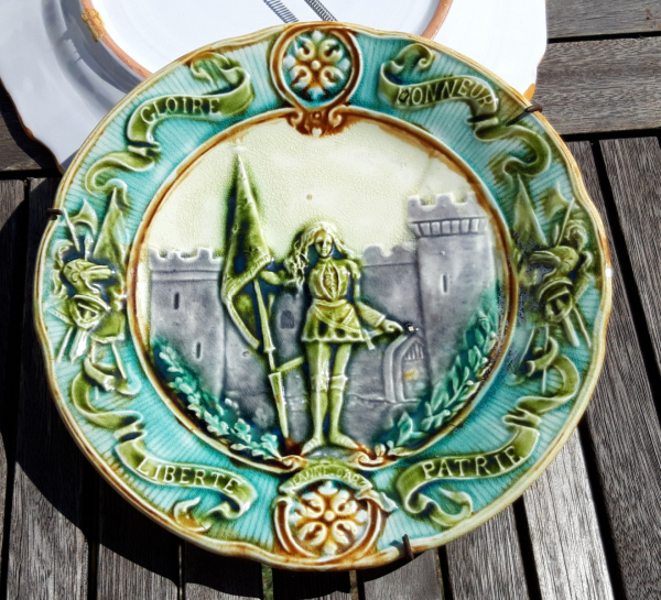 Ancienne assiette en barbotine Jeanne d'Arc n°7722