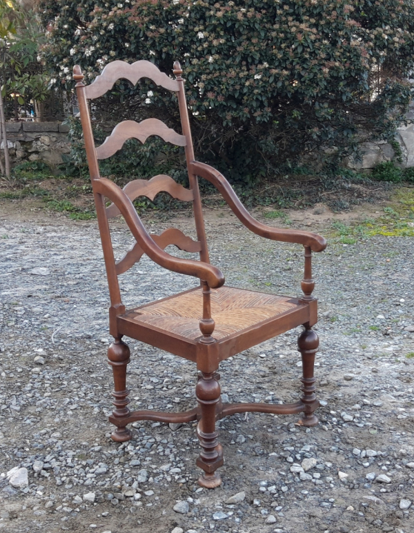 Ancien fauteuil paillé en noyer n°6149