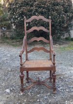 Ancien fauteuil paillé en noyer n°6149