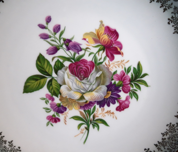 Assiette vintage en porcelaine n°6343