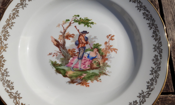 Lot de 4 assiettes creuses en porcelaine n°6813