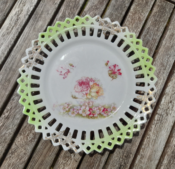 Assiette vintage ajourée en porcelaine n°0198