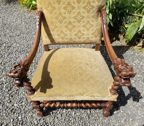 Ancien fauteuil / néo gothique / n°0457