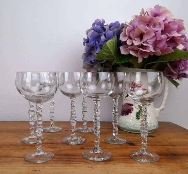 Lot de 8 anciens verres soufflés n°0468