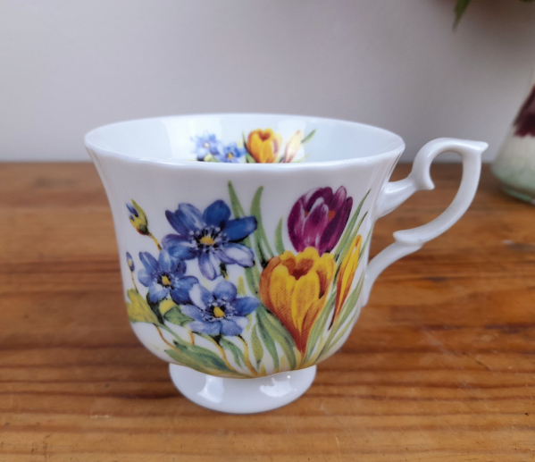 Tasse en porcelaine a thé égoïste  n°0597