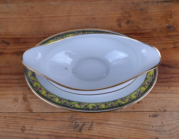 Ancienne saucière en porcelaine n°0585