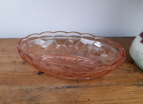 Ancien ravier / coupelle / verre rose / n°0670