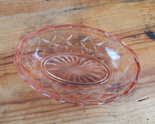 Ancien ravier / coupelle / verre rose / n°0670