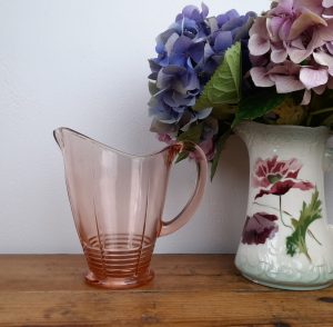 Ancien pichet en verre rose n°0671