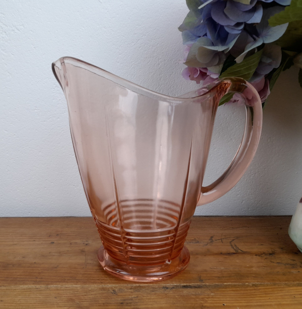 Ancien pichet en verre rose n°0671