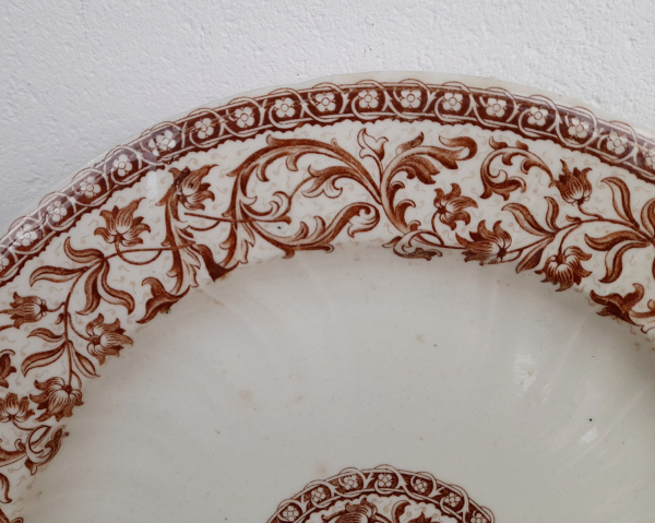 Ancien plat en faience de Gien n°1704