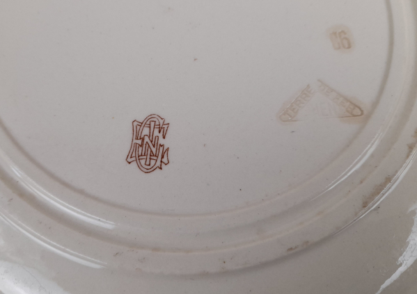 Ancien plat en faience de Gien n°1697