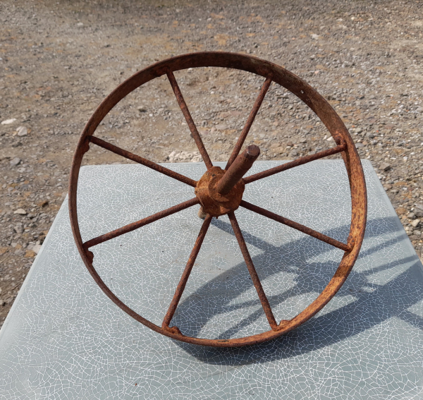 Ancienne roue en métal n°2259