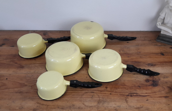 // Série de 5 casseroles vintages en tôle émaillée jaune n°5716