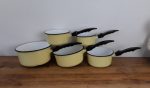 // Série de 5 casseroles vintages en tôle émaillée jaune n°5716