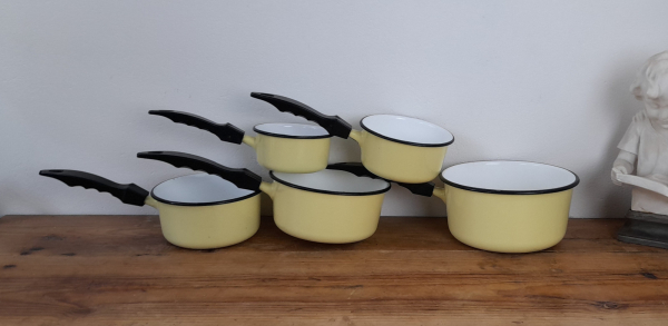 // Série de 5 casseroles vintages en tôle émaillée jaune n°5716