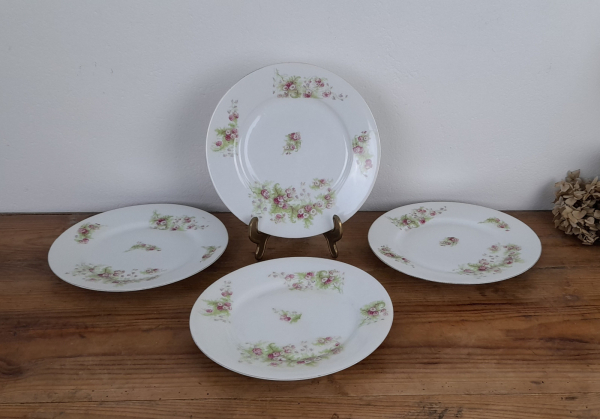 Lot de 4 assiettes fleuries en porcelaine n°5799