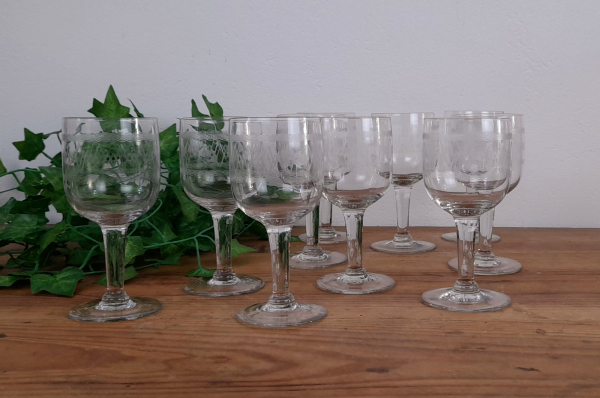 Lot de 10 anciens verres soufflés gravés n°5968