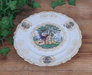 Plat vintage en porcelaine n°6136