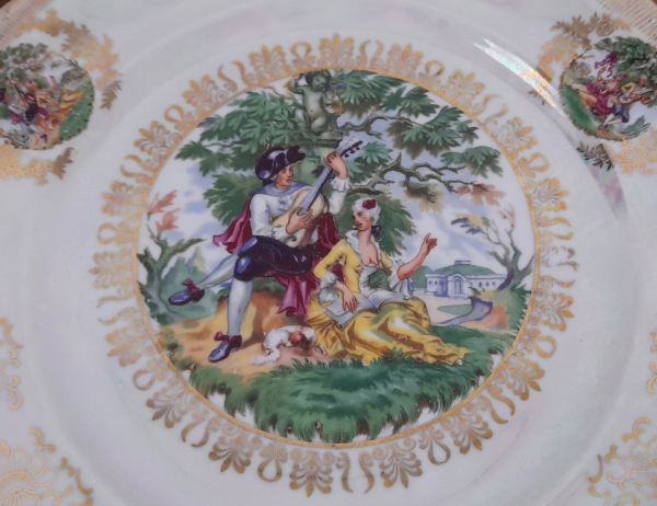 Plat vintage en porcelaine n°6136