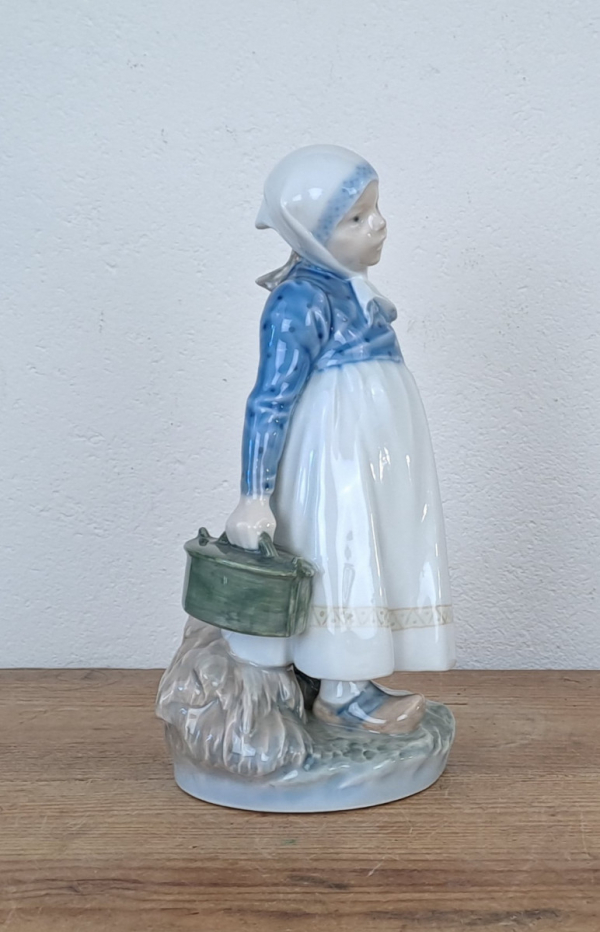 Figurine en porcelaine Royal Copenhagen par Thomsen n°9166