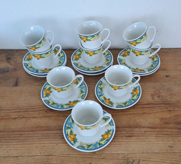 Lot de 9 tasses en porcelaine n°9640