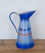 // Broc vintage en tôle émaillée n°9732