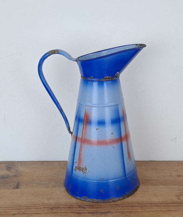 // Broc vintage en tôle émaillée n°9732