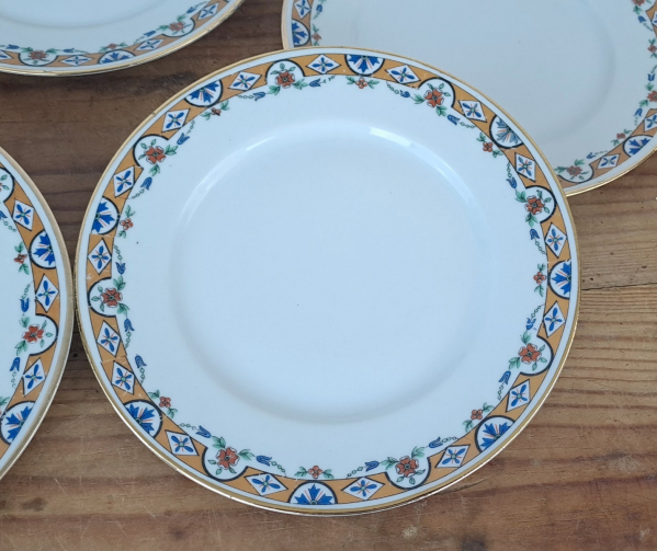 Lot de 8 assiettes a dessert en porcelaine n°9814