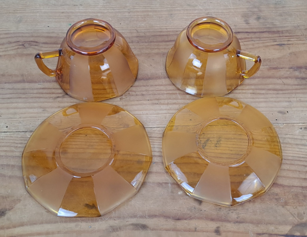 Paire de tasses vintages / Verre ambré / n°9952