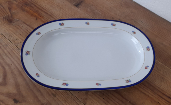 Ancien plat ovale en porcelaine n°2286