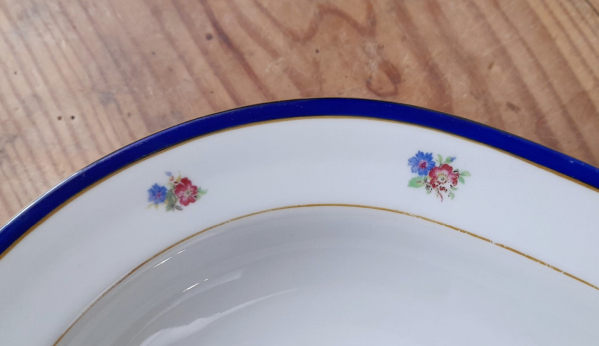 Ancien plat ovale en porcelaine n°2286