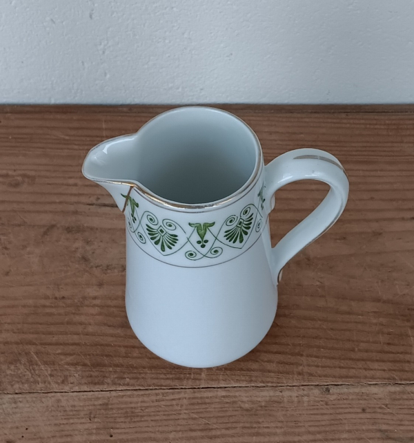 Ancien petit pichet en porcelaine n°1419