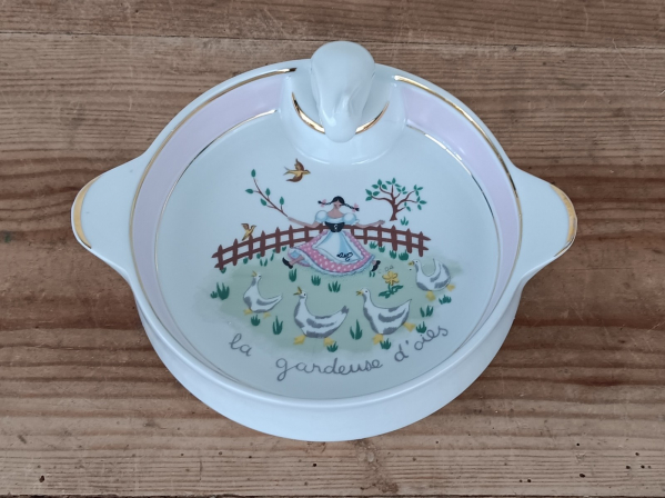 Assiette a bouillie vintage en porcelaine " la gardeuse d'oies " n°1373