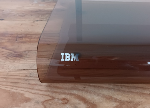 Support / Réhausseur vintage IBM en plexi fumé n°1784