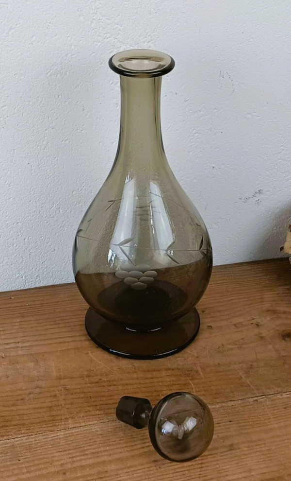 Carafe vintage en verre fumé n°1830