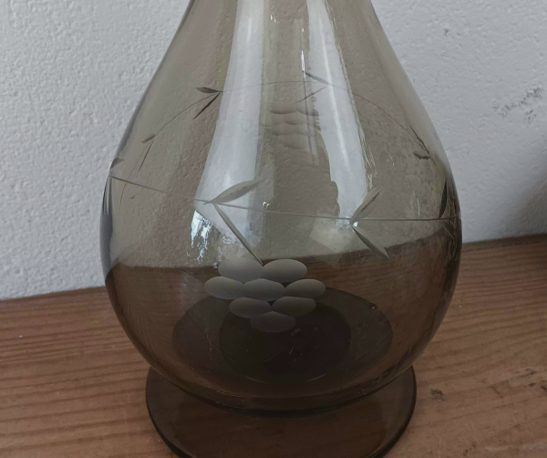 Carafe vintage en verre fumé n°1830