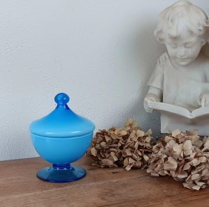 Pot couvert vintage en opaline n°2724