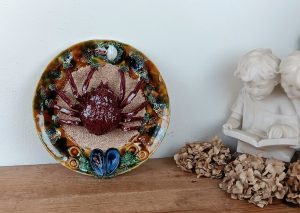 Assiette décorative en barbotine / araignée de mer / n°2748