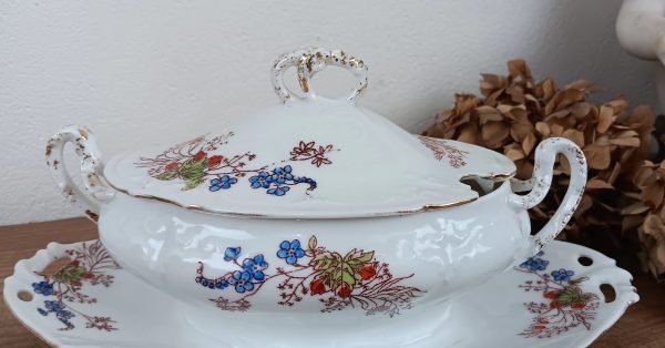 Ancienne saucière en porcelaine n°10077