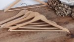 Lot de 5 cintres en bois n°10187