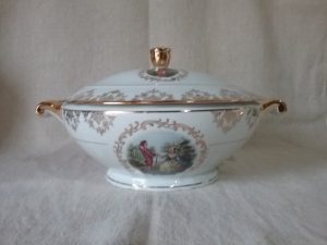 Ancienne soupière / Porcelaine Royal / n°9029