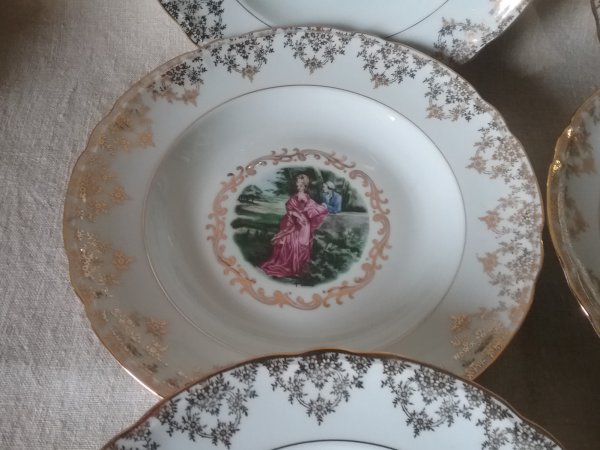 Lot 6 assiettes creuses  / porcelaine royal / n°9024