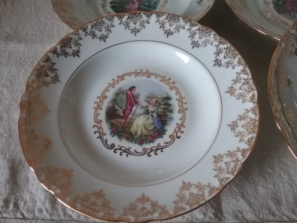 Lot 6 assiettes creuses  / porcelaine royal / n°9024