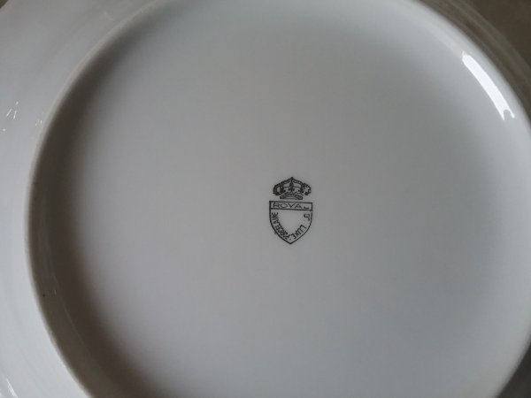 Lot 6 assiettes creuses  / porcelaine royal / n°9024