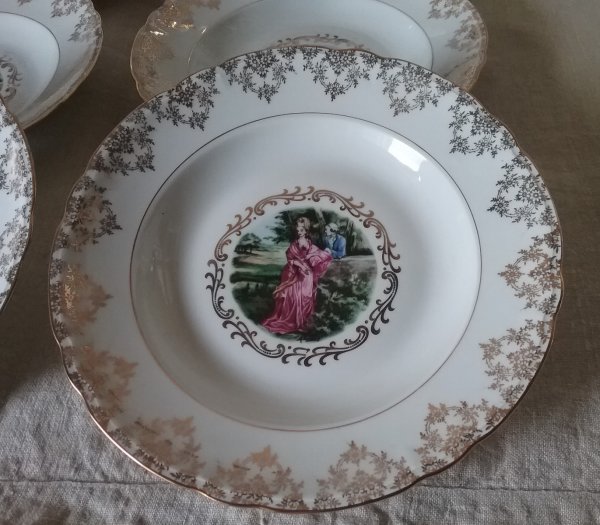 Lot 6 assiettes creuses  / porcelaine royal / n°9025