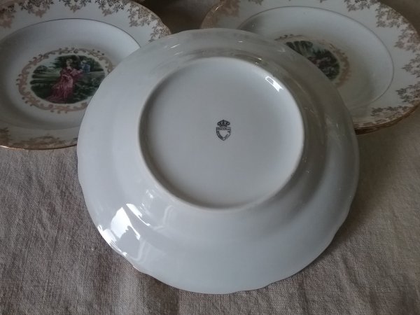 Lot 6 assiettes creuses  / porcelaine royal / n°9025