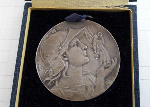 Ancienne médaille / Bronze / Offert par la Dépêche / n°84