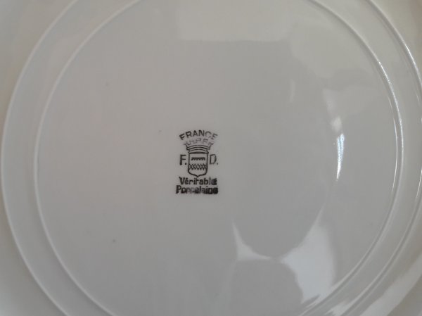 Plat rond en porcelaine de Chauvigny n°6310