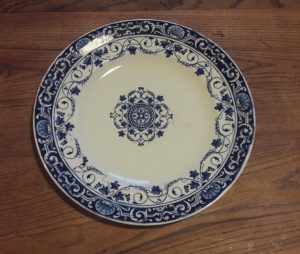 Ancienne assiette Longwy St Louis XV n°7970